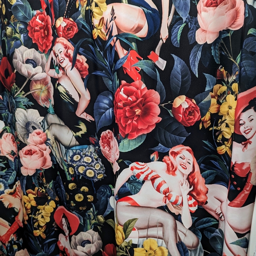 Floral pinup girl shower set - Picture 3 of 3